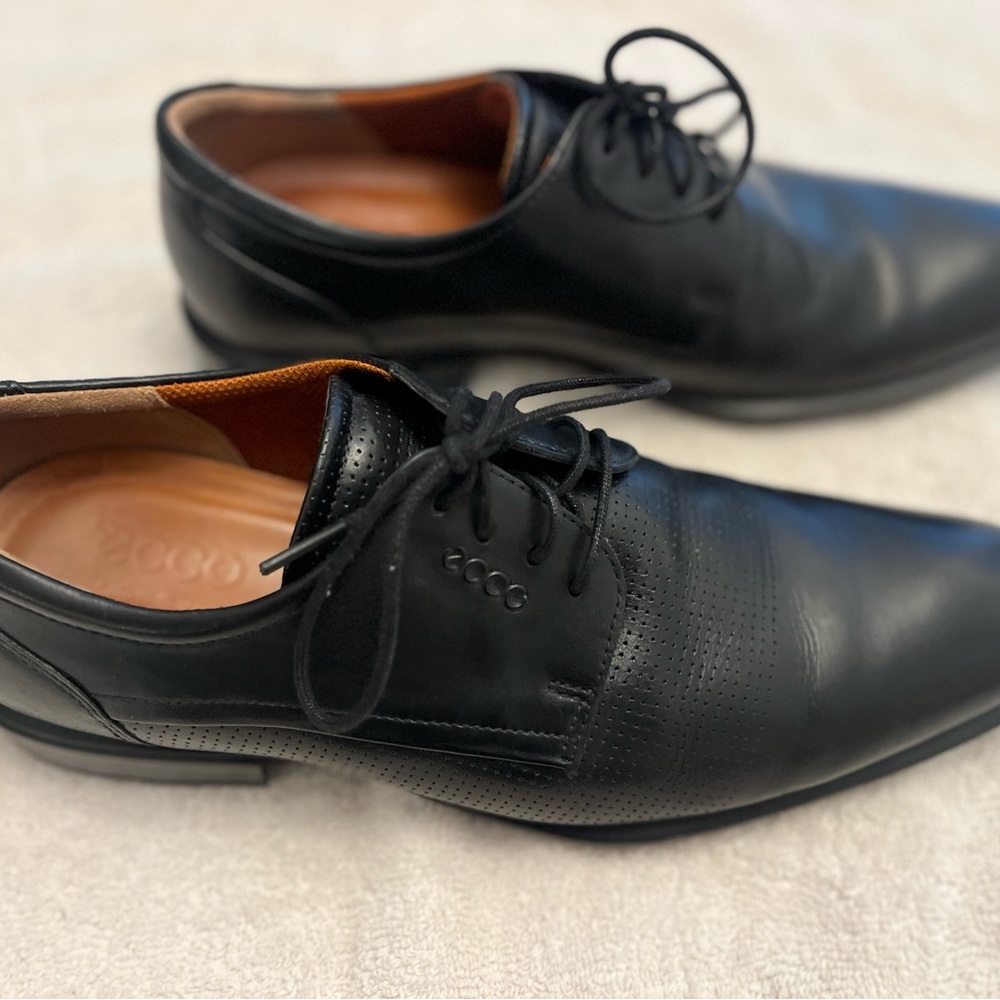 Men’s Black Ecco dress shoe, Size 42.